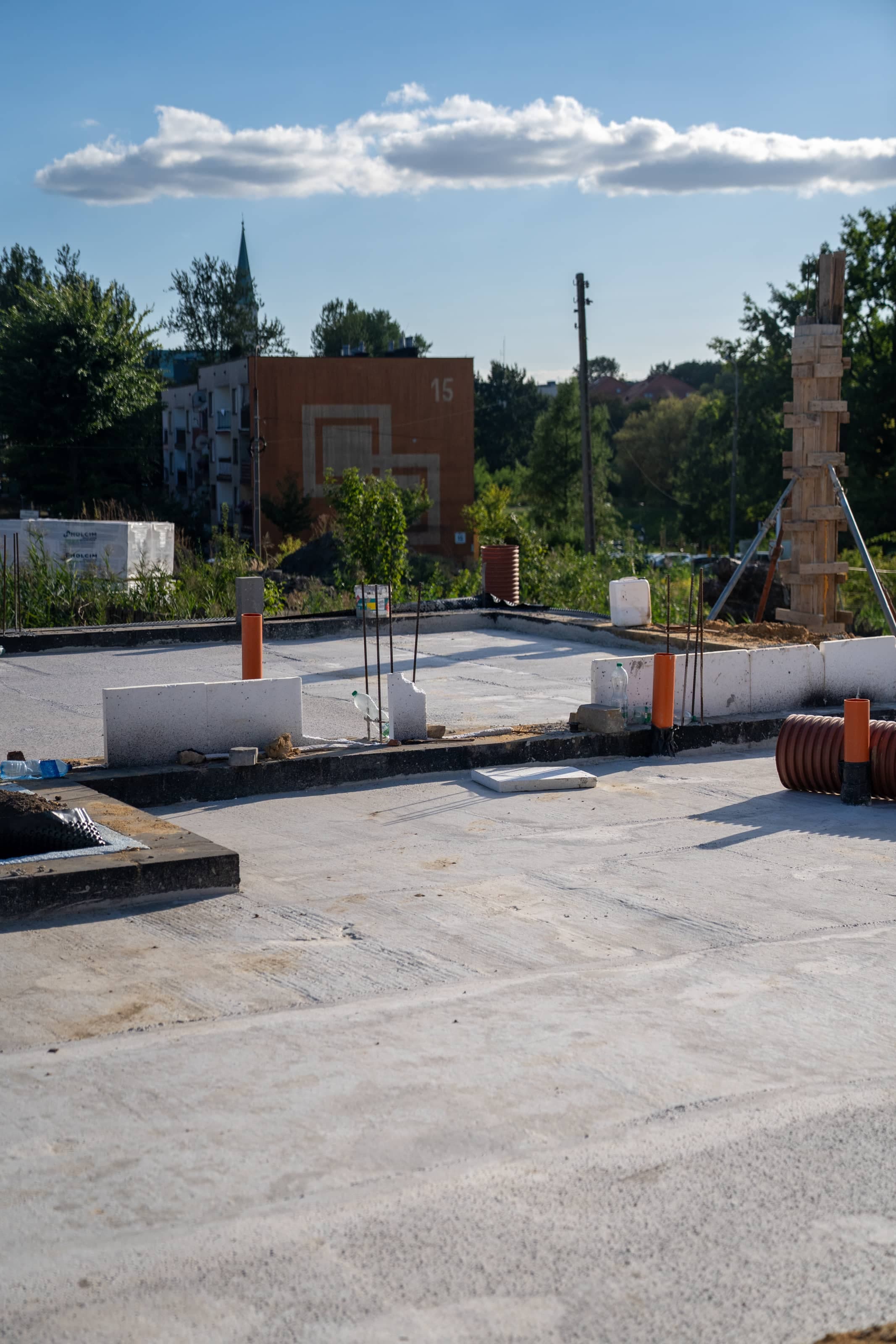 Fundamenty kolejnych budynków inwestycji